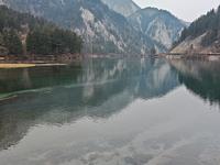 水平如镜，将蓝天、白云与群山揽入怀中。这里是九寨沟的箭竹海，一个让时间都慢下来的地方。深邃的海子与远山，仿佛一幅流动的画卷，静谧而震撼，山水如画，无外如是！