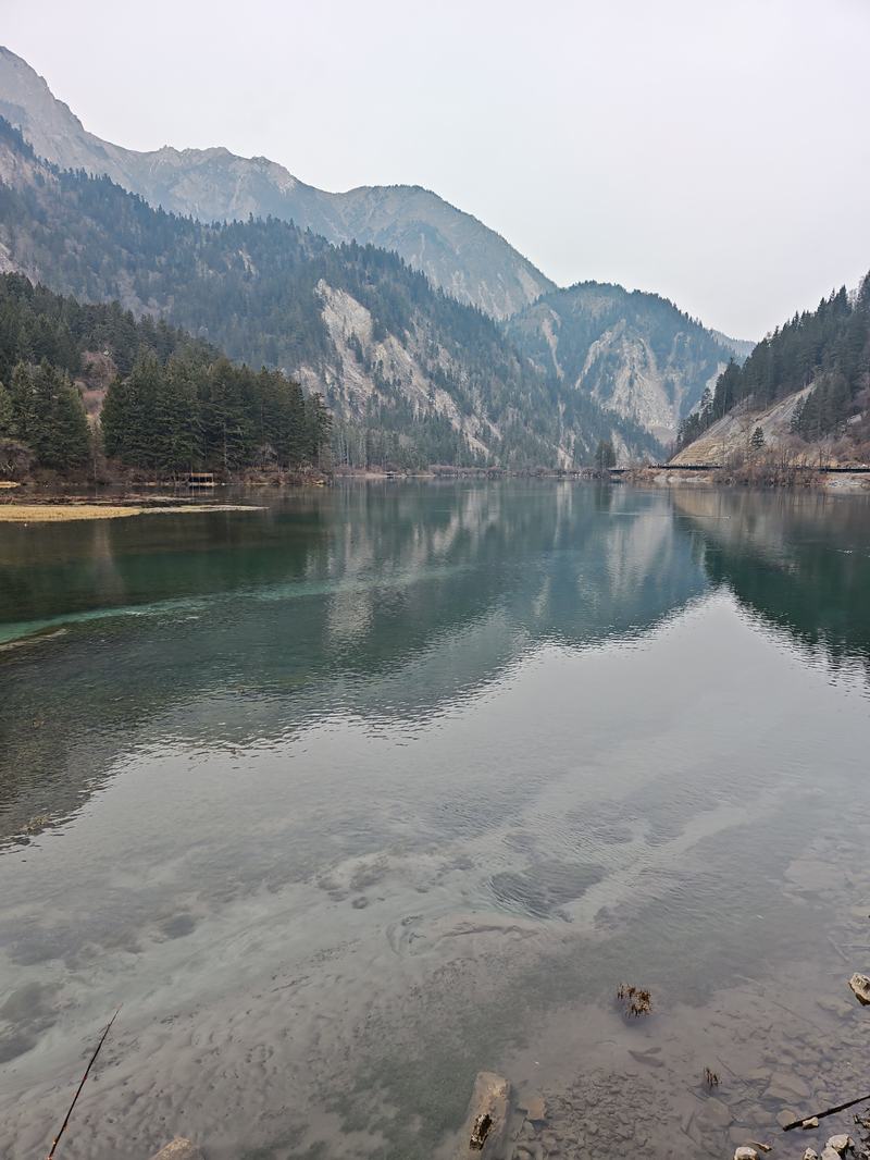 水平如镜，将蓝天、白云与群山揽入怀中。这里是九寨沟的箭竹海，一个让时间都慢下来的地方。深邃的海子与远山，仿佛一幅流动的画卷，静谧而震撼，山水如画，无外如是！